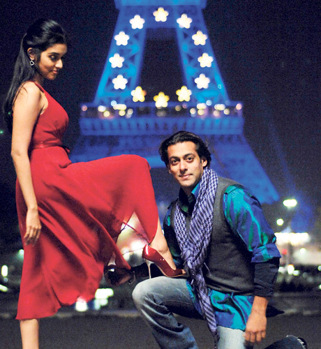 Salman Khan and Asin in London Dreams