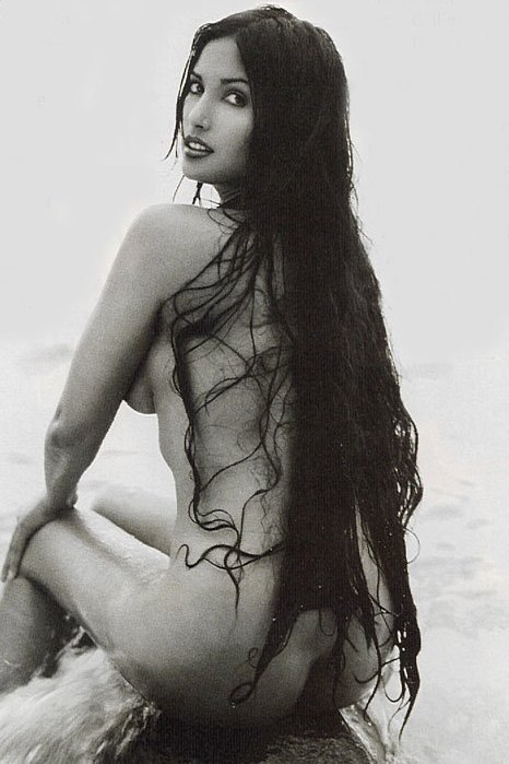 This is a classic! Black and White, as we say world looks beautiful in B/W