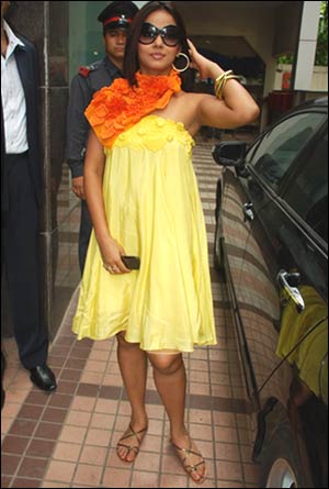 She loves to remain the controversial child- the pink scraf and bronze chappals makes the yellow-otherwise charming top look dull- an overdose of fashion fundas!