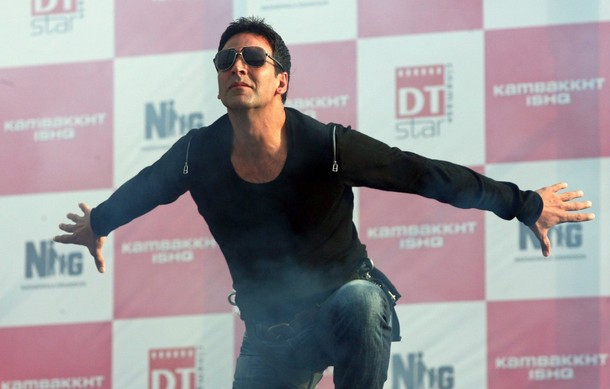 Bollywood actor Akshay Kumar performs during a promotional event for his forthcoming movie "Kambakkht Ishq" in New Delhi 