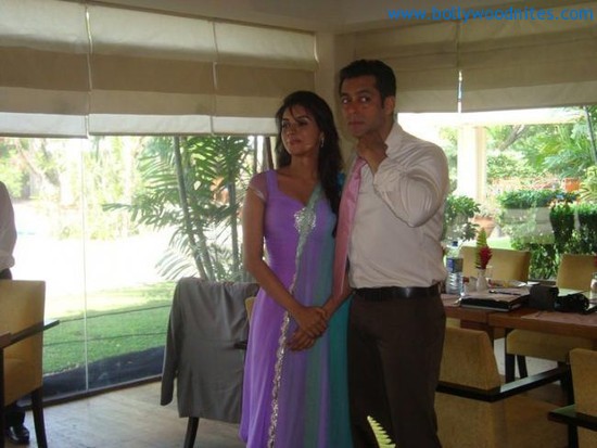 Salman-Khan-and-Asin-on-the-sets-of-Ready